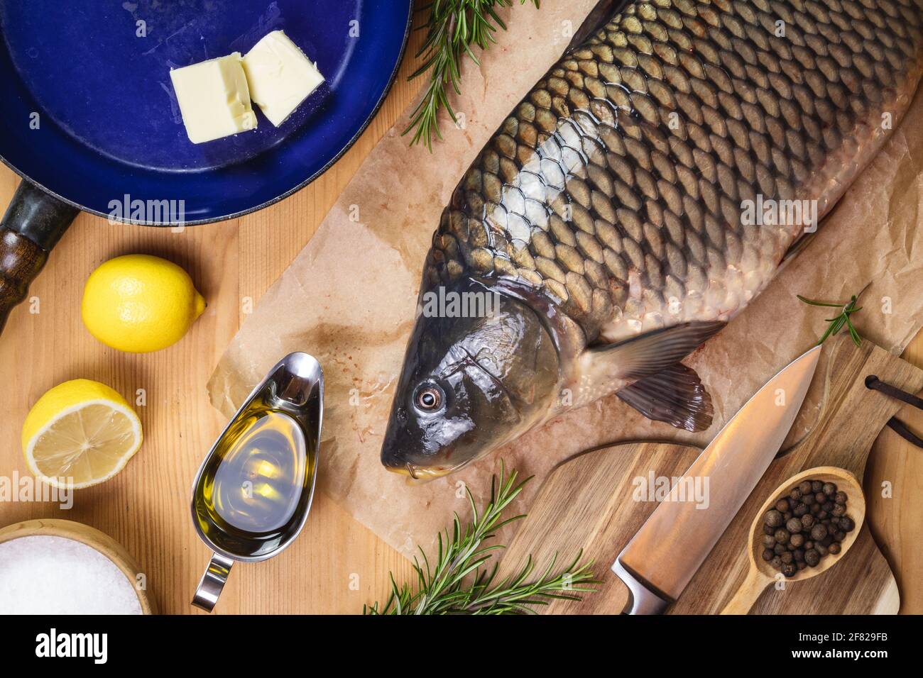 Carpe, assaisonnement aux herbes et ingrédients pour la cuisson. Préparer des aliments sains. Vue du dessus de la table Banque D'Images