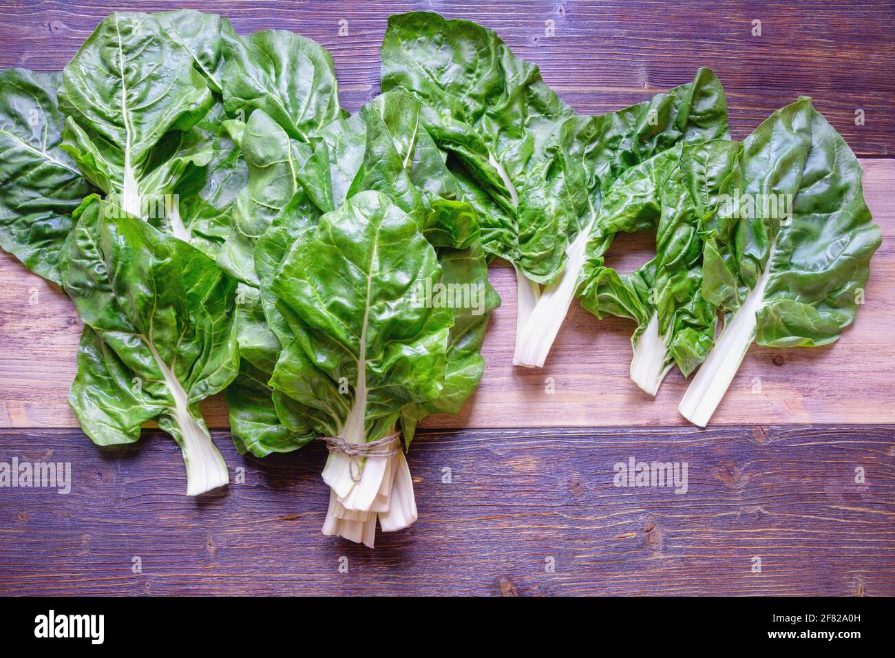 Cuisine des Balkans. Blitva (feuilles de verger) - légumes feuillus populaires sur fond rustique Banque D'Images