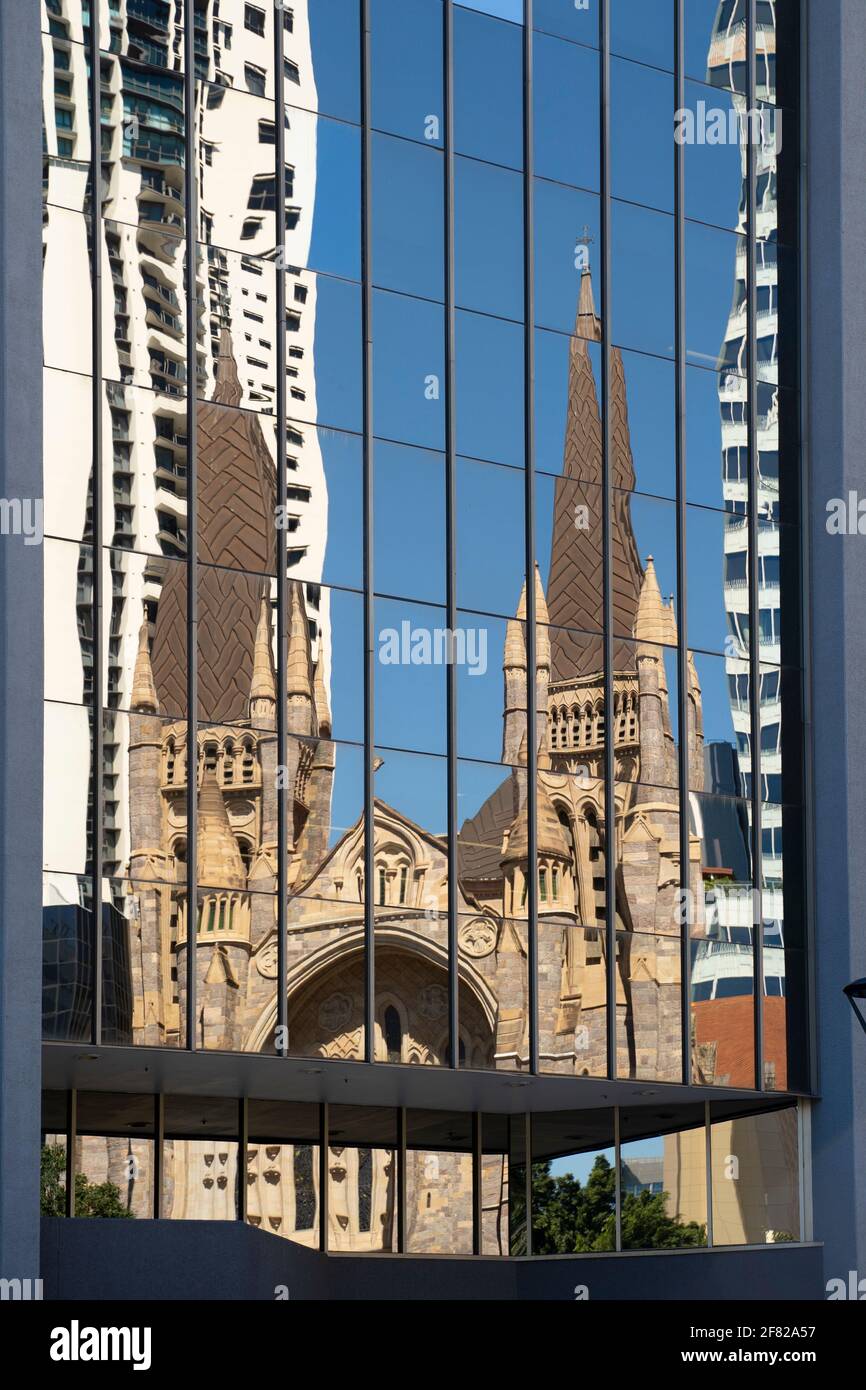 La cathédrale Saint-Jean de Brisbane se reflète dans le bâtiment des bureaux de l'autre côté de la route, représentant l'ancien et le nouveau Banque D'Images