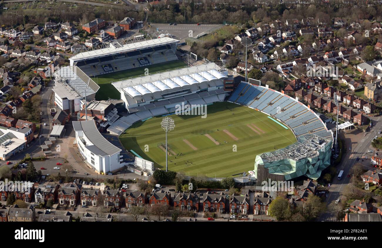Vue aérienne du stade Emerald Headingley de Leeds, qui abrite le club de cricket du comté du Yorkshire et le club de rugby Leeds Rhinos Banque D'Images