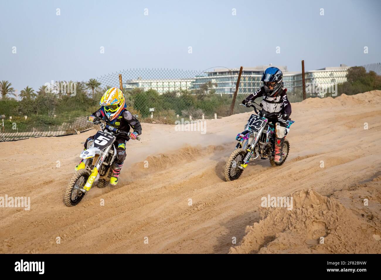 DUBAÏ, ÉMIRATS ARABES UNIS - 20 mars 2021 : motocross junior et moto sur  piste course dans le désert et équipement de protection Photo Stock - Alamy