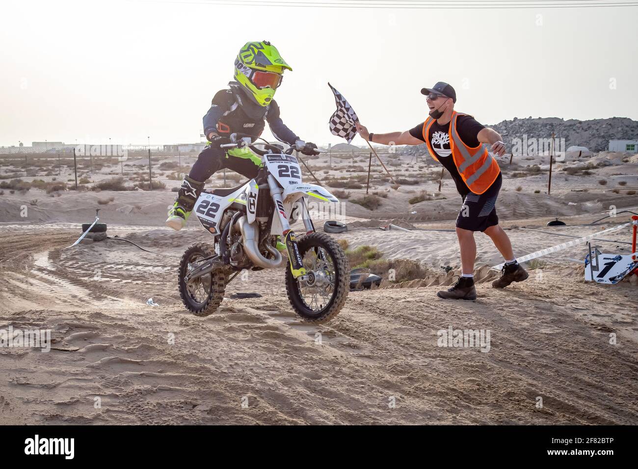 DUBAÏ, ÉMIRATS ARABES UNIS - 20 mars 2021 : motocross junior et moto sur  piste de course dans le désert et équipement de protection sautant dans les  airs Photo Stock - Alamy