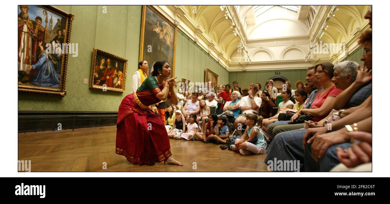 Déplacez-le ! Danse indienne à la Galerie nationale. A travers la musique et le mouvement danseurs de SAMPAD démêlera les contes cachés dans les peintures de la Renaissance italienne et de transmettre leur rapport épique histoires de différentes cultures. Dans cette performance, la peinture de Gentileschi "découverte de Moïse" racontant l'histoire de la naissance de seigneur Krishna de la Trilogy hindoue.pic David Sandison 6/8/2004 Banque D'Images