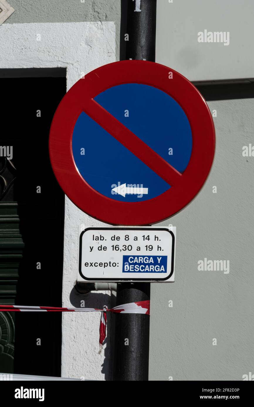 Madrid Espagne. 6 avril 2021. Panneau interdit de se garer sur la gauche, à l'exception du chargement et du déchargement à deux moments marqués le matin et l'après-midi Banque D'Images