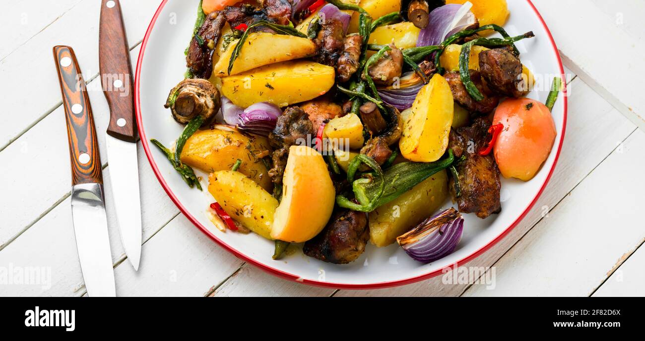 Viande cuite au four avec pommes de terre Banque de photographies et d