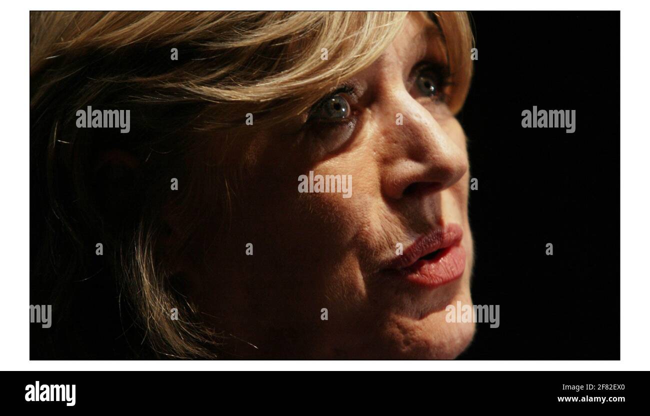 Marianne Faithfull répond à des questions lors d'une conférence de presse à son sujet Rôle dans le Black Rider à montrer au Barbican 17 mai au 19 juin.pic David Sandison 7/4/2004 Banque D'Images