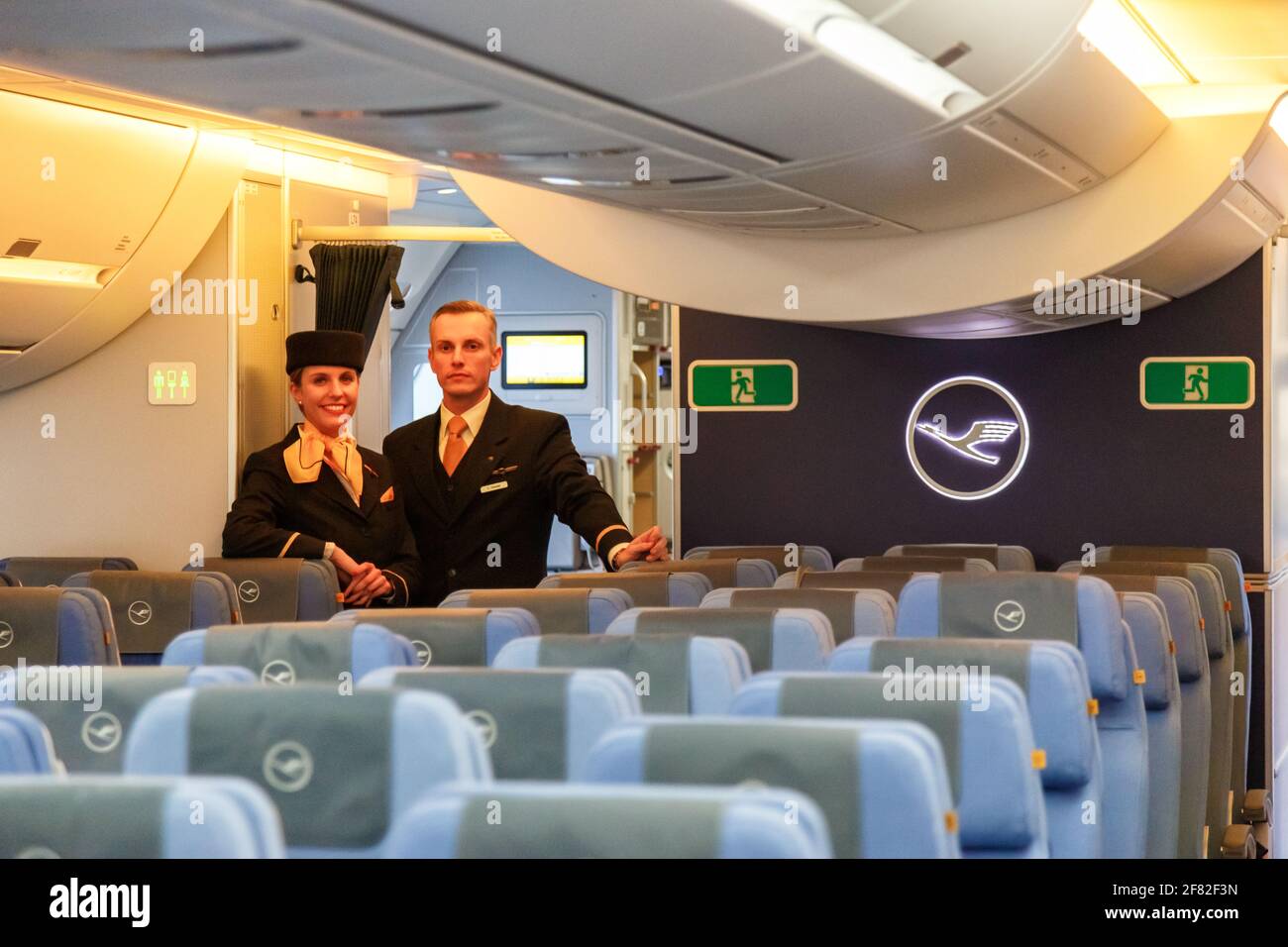 Munich, Allemagne – 9 février 2017 : les agents de bord Lufthansa dans un Airbus A350 à l'aéroport de Munich (MUC) en Allemagne. Banque D'Images