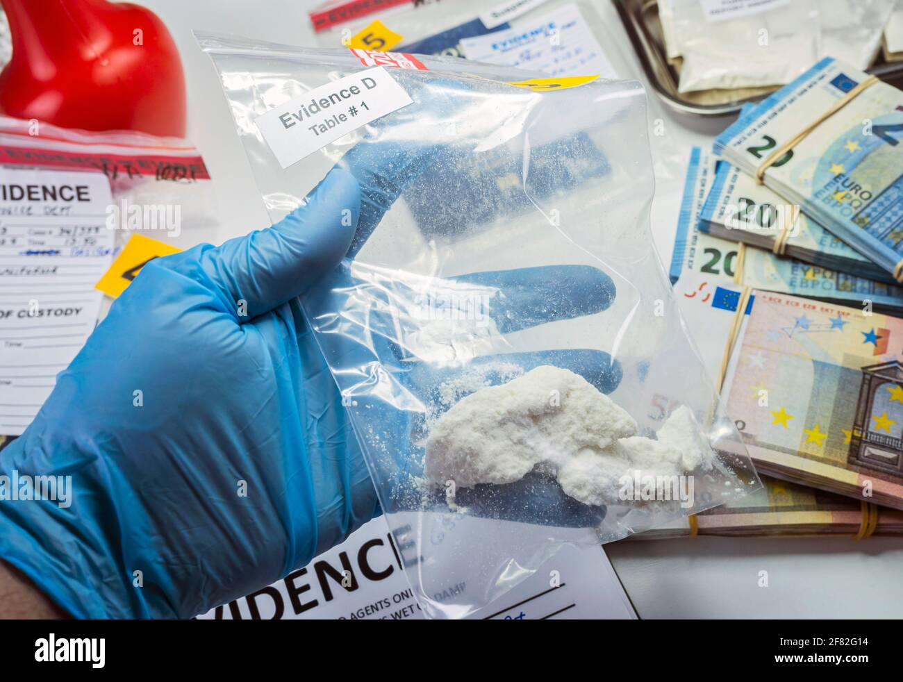 La police enquête positive pour les drogues dans le laboratoire de crime, image conceptuelle Banque D'Images