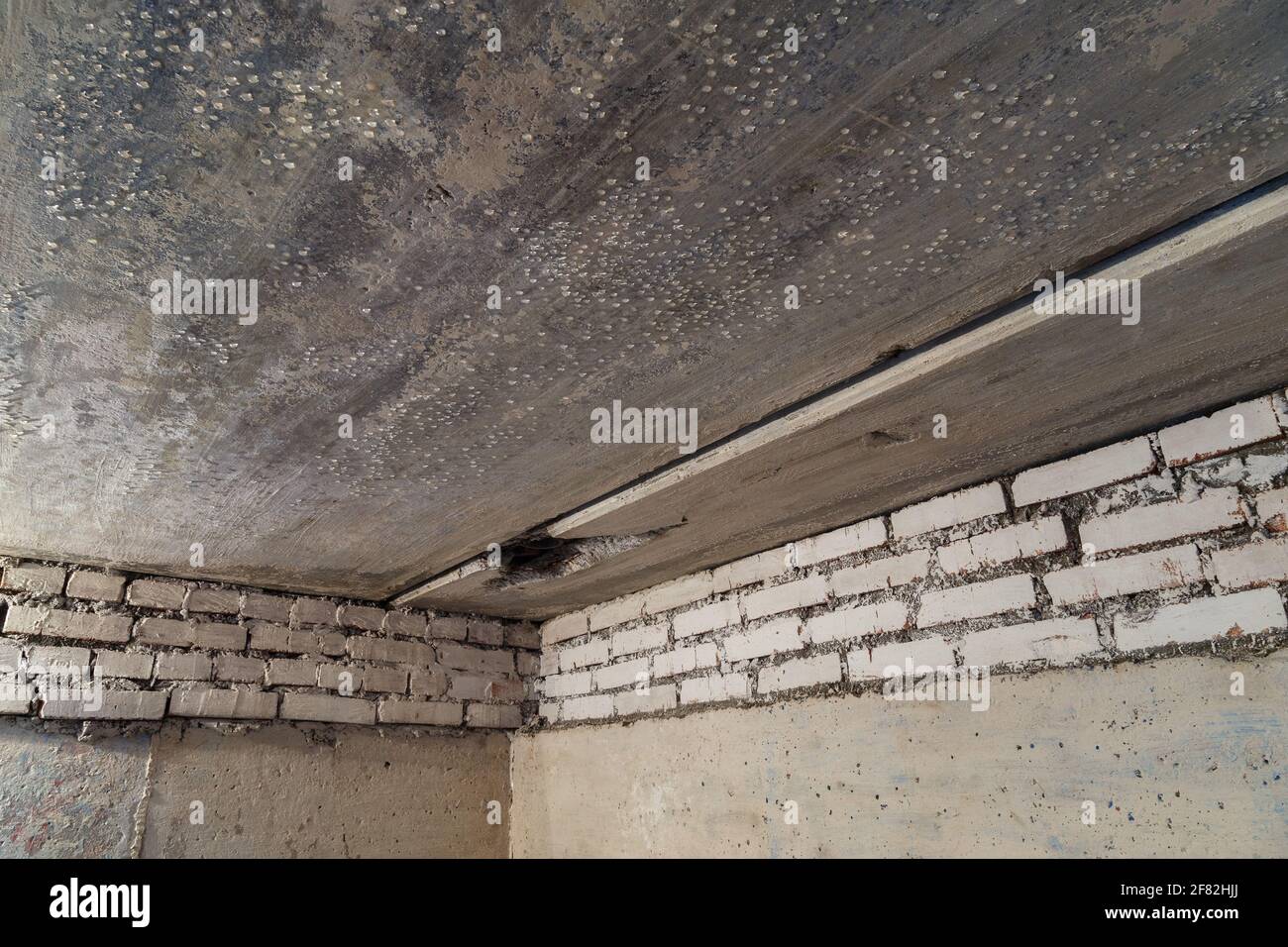 gouttes d'eau condensée sur le plafond du sous-sol - gros plan avec mise au point sélective Banque D'Images