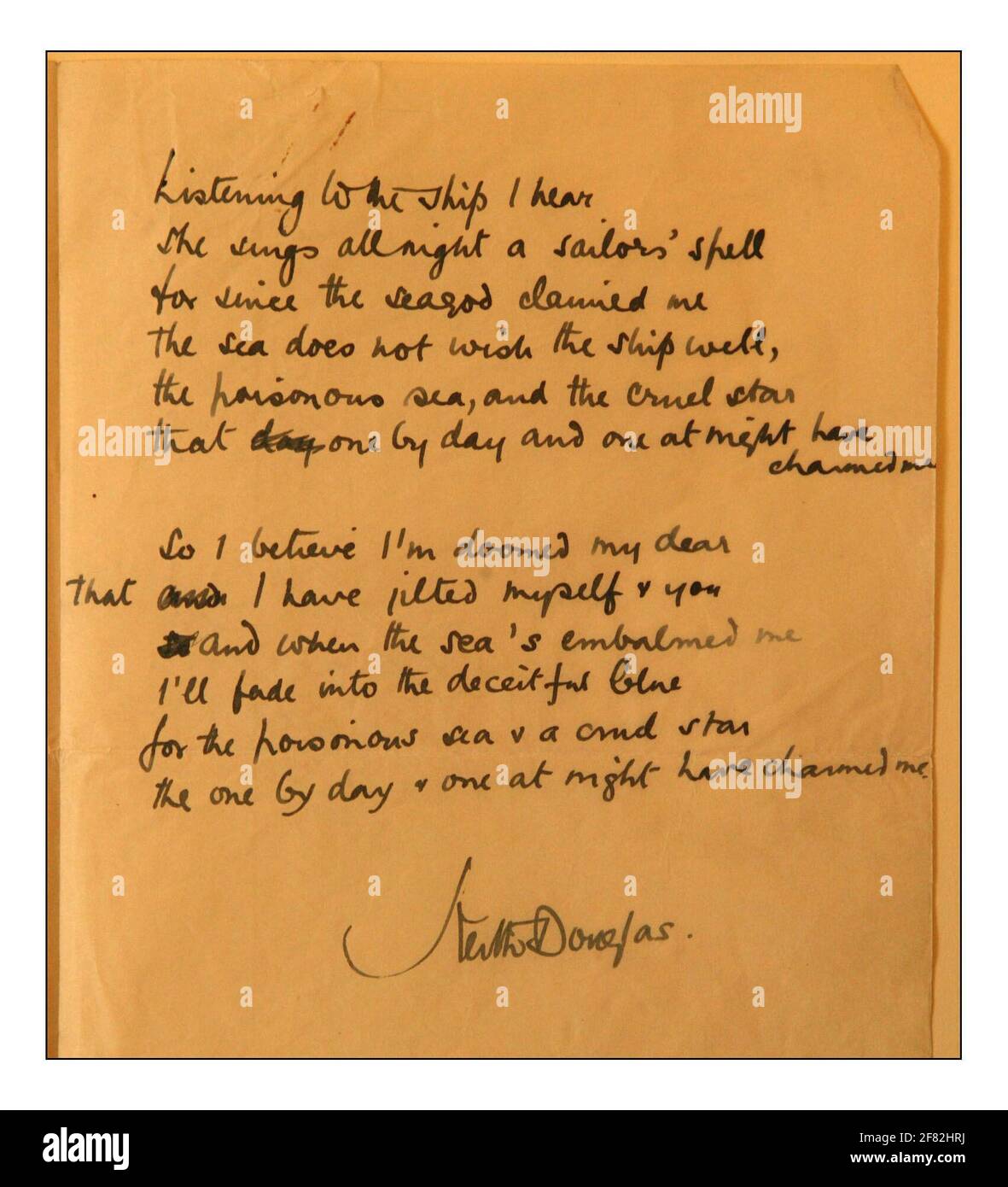 Photographié à la British Library Christopher Fletcher avec la collection de Meary James Tambimuttu.A poème de Keith Douglas (deux pages) pic DAVID SANDISON. 24/2/2005 Banque D'Images