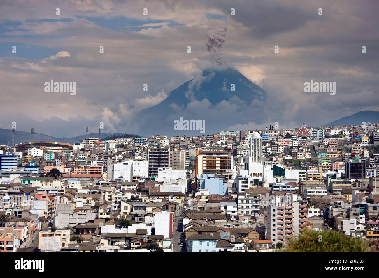 Éruption du volcan Tungurahua au-dessus de la ville d'Ambato dans l'avenue des volcans dans le centre de l'Equateur, en Amérique du Sud. La lave des éruptions s'échappe Banque D'Images