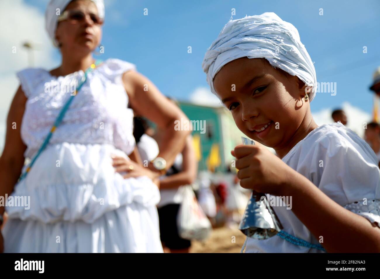 salvador, bahia / brésil - 2 février 2015: Les supporters de candomble sont vus sur la plage Rio Vermelho dans la ville de Salvador lors d'une fête à hono Banque D'Images
