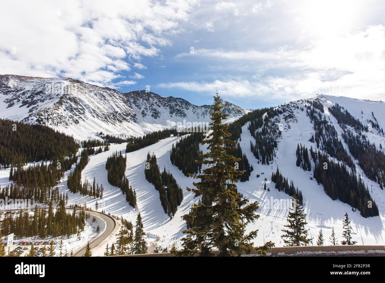 vue sur une station de ski dans les montagnes sur un belle journée d'hiver ensoleillée Banque D'Images