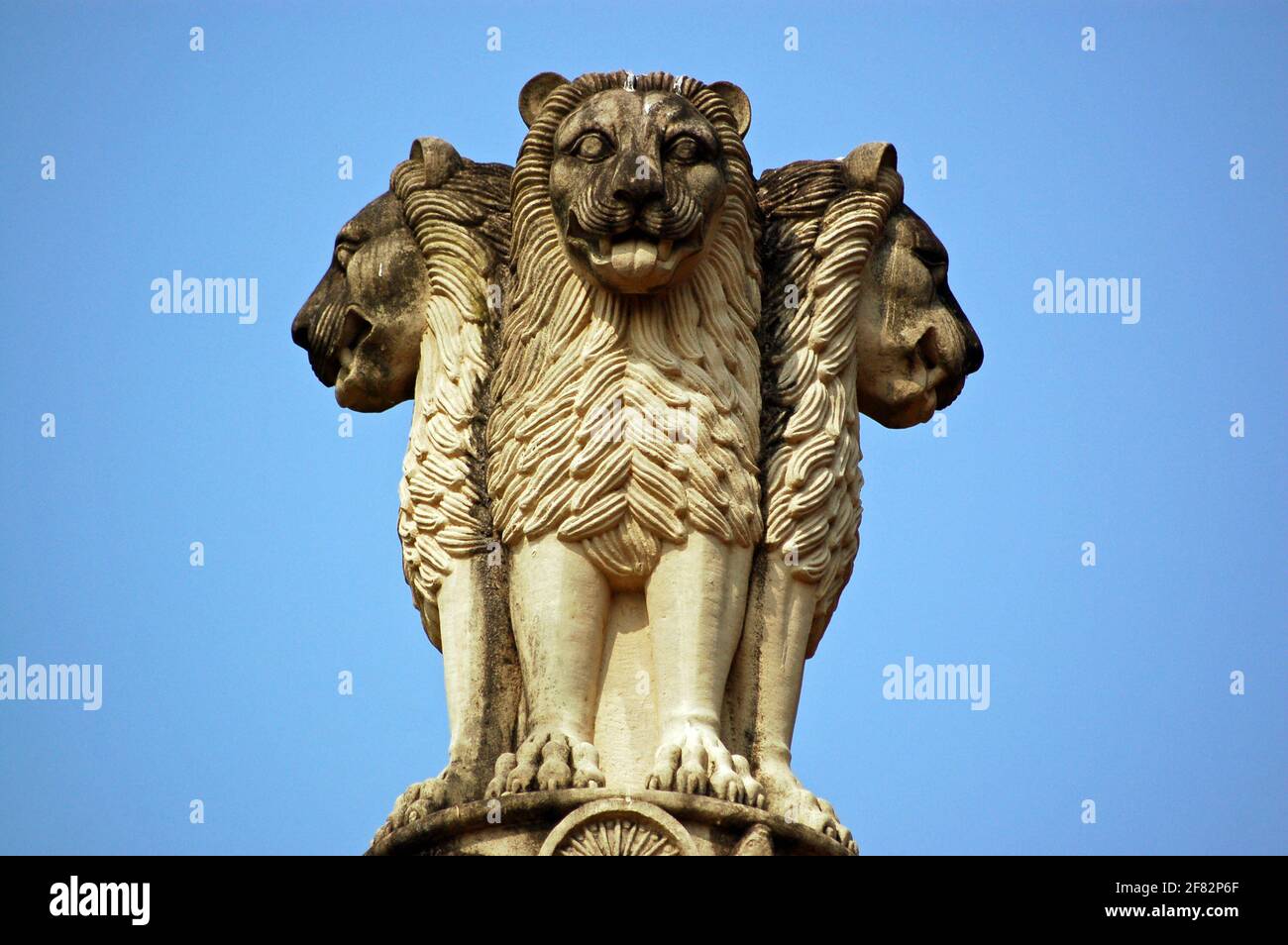 Le lion à trois têtes - le symbole national de l'Inde. La figure est dérivée de la capitale du lion Sarnath de l'empereur Ashoka qui a régné de 272 av. J.-C. à 232 av. J.-C. Banque D'Images