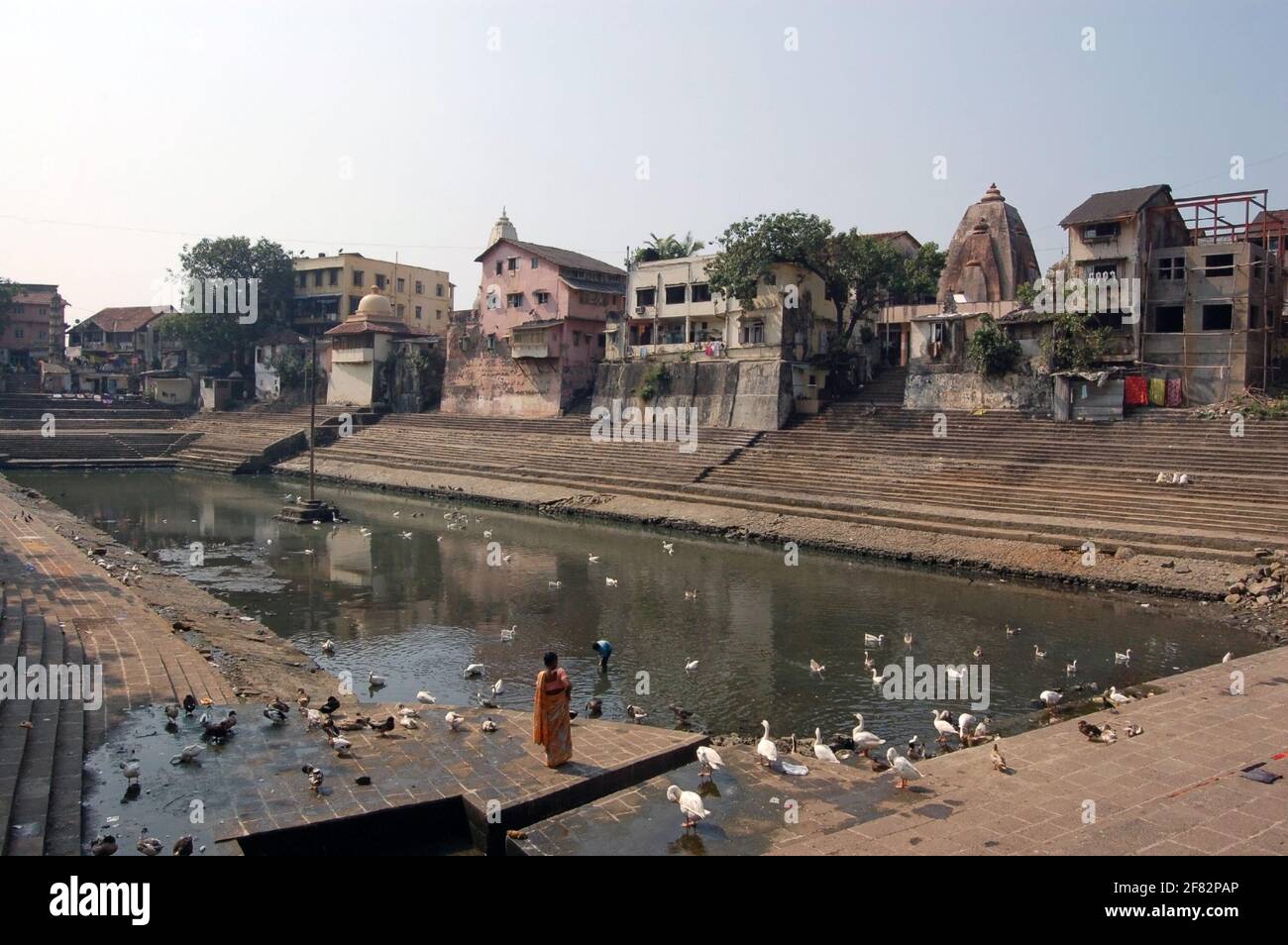 La piscine d'eau douce sacrée de Banganga Tank dans le district de Malabar Hills à Mumbai, anciennement Bombay. Le lac est sacré pour les Hindous et il y a un num Banque D'Images