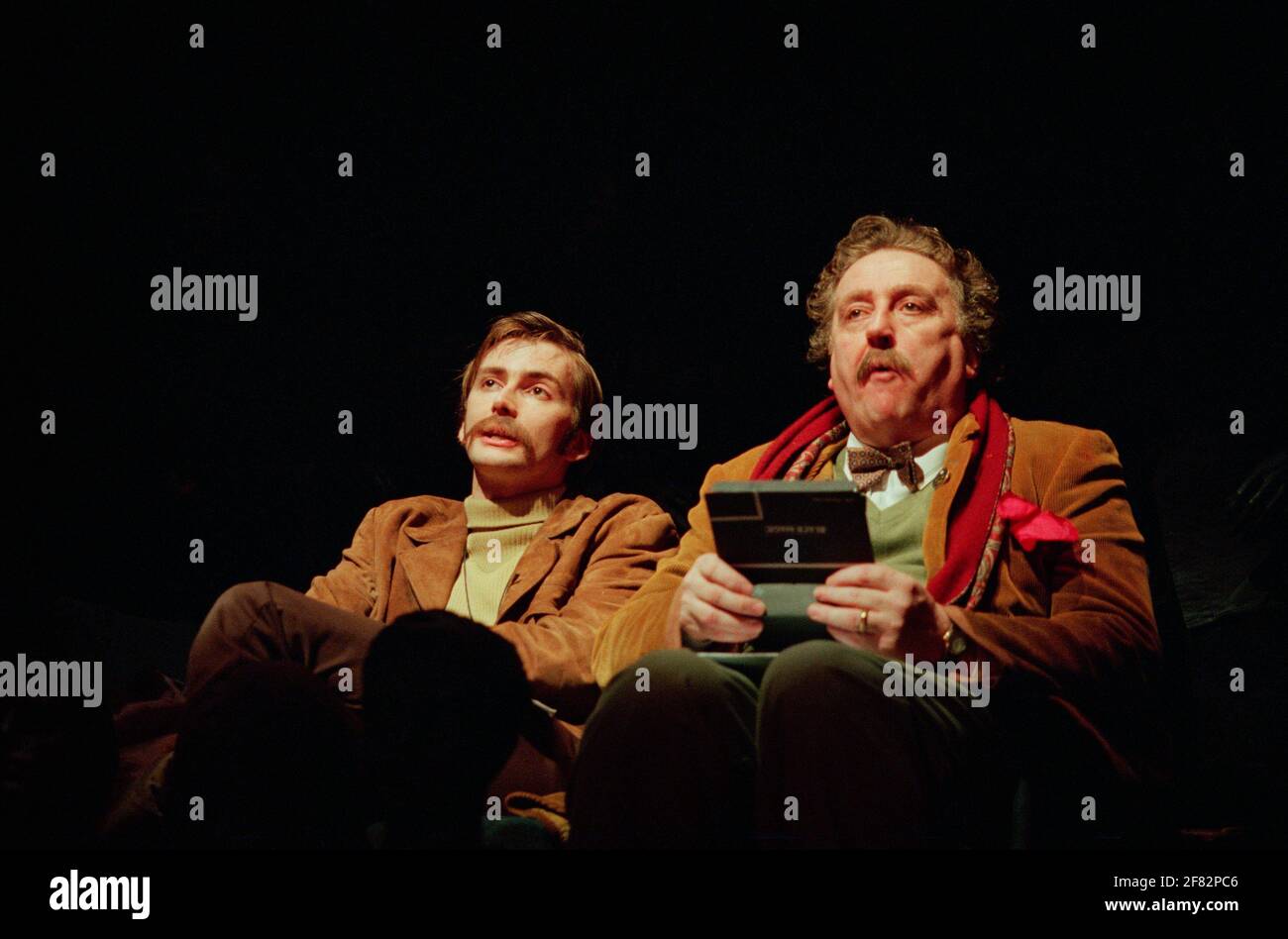 l-r: David Tennant (Moon), Desmond Barrit (Birdboot) dans LE VRAI INSPECTEUR HOUND par Tom Stoppard au théâtre Comedy, Londres SW1 22/04/1998 un entrepôt conception de production: Robert Jones éclairage: Howard Harrison directeur: Gregory Doran Banque D'Images