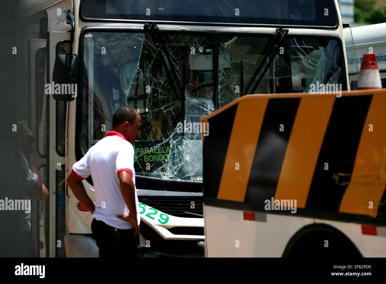 salvador, bahia / brésil - 6 janvier 2015 : bris du pare-brise d'un bus de transport public après collision avec un autre véhicule dans la ville de Salvador. *** L Banque D'Images