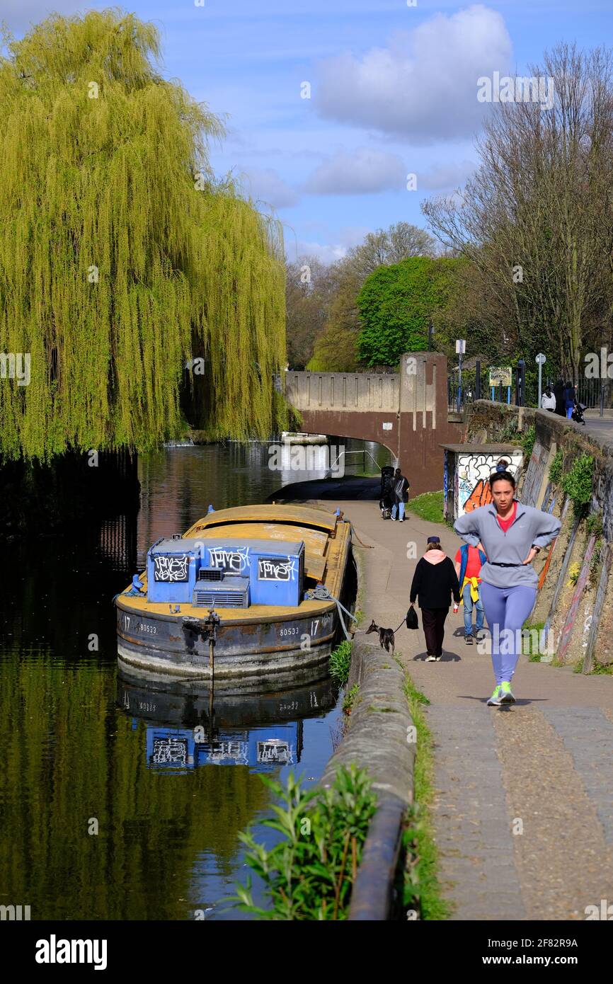 Regen't Canal by Victoria Park, Hackney, East London, Londres, Royaume-Uni Banque D'Images
