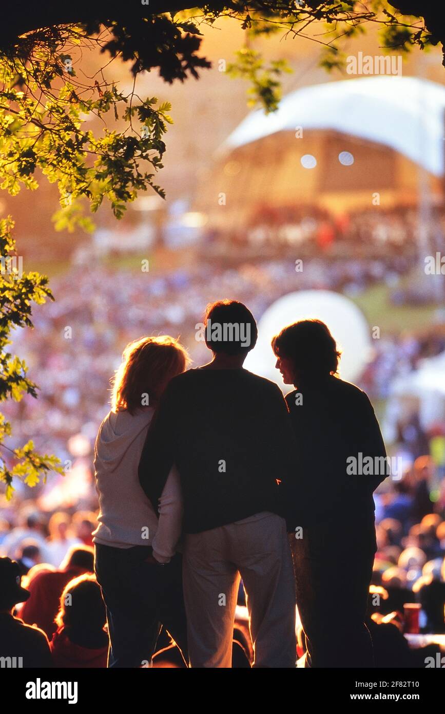 Des jeunes adultes se détendent lors d'un concert d'été en plein air au château de Leeds. Kent. Angleterre. ROYAUME-UNI Banque D'Images