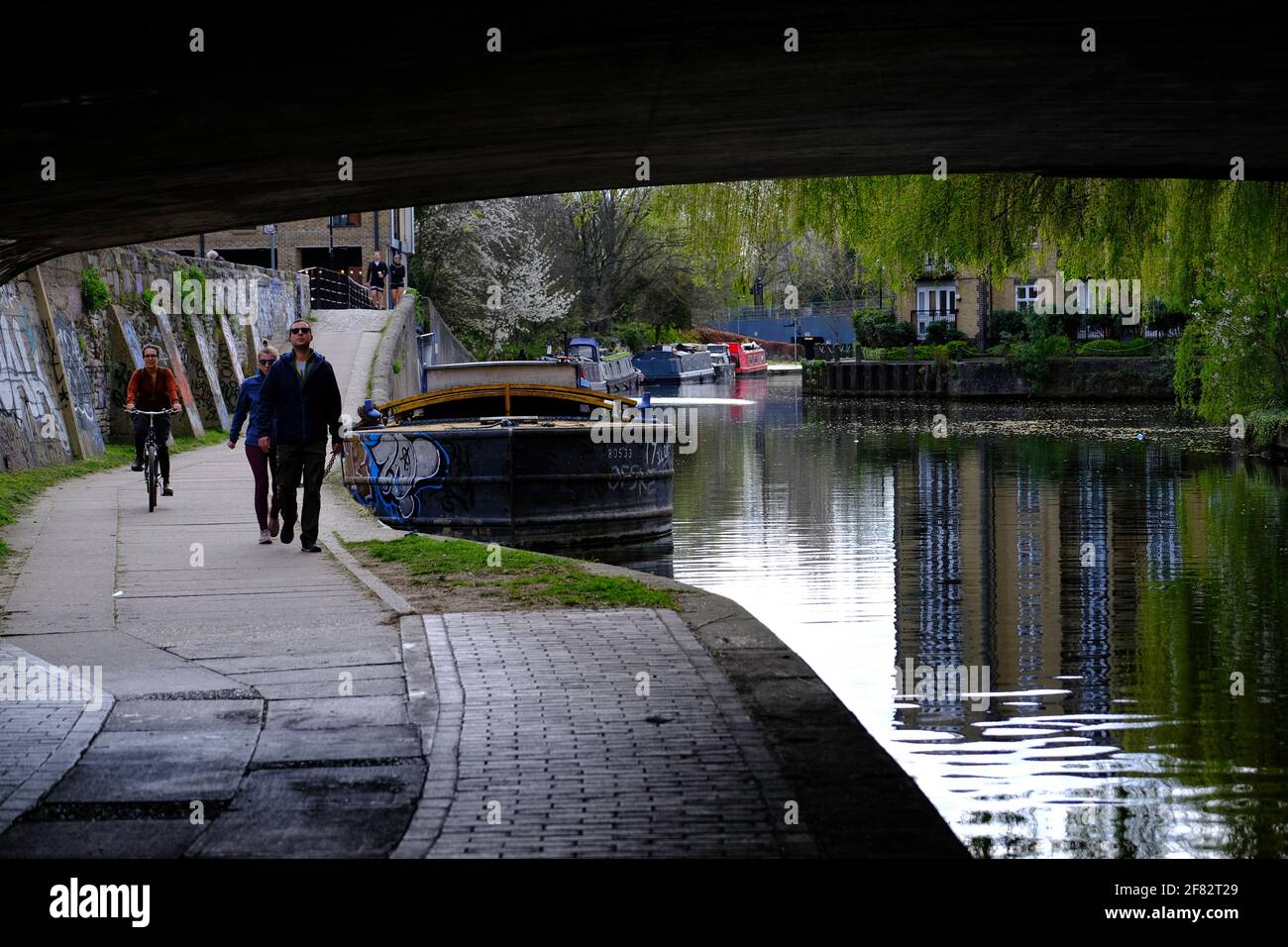 Regen't Canal by Victoria Park, Hackney, East London, Londres, Royaume-Uni Banque D'Images