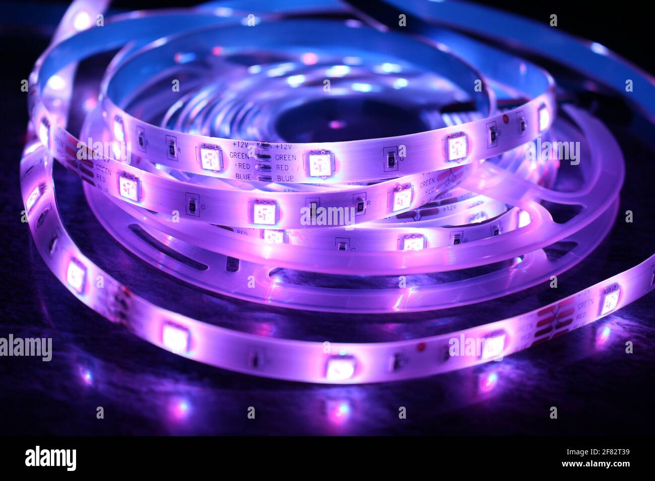 Gros plan d'un rouleau de LED violette illuminée feux Photo Stock - Alamy