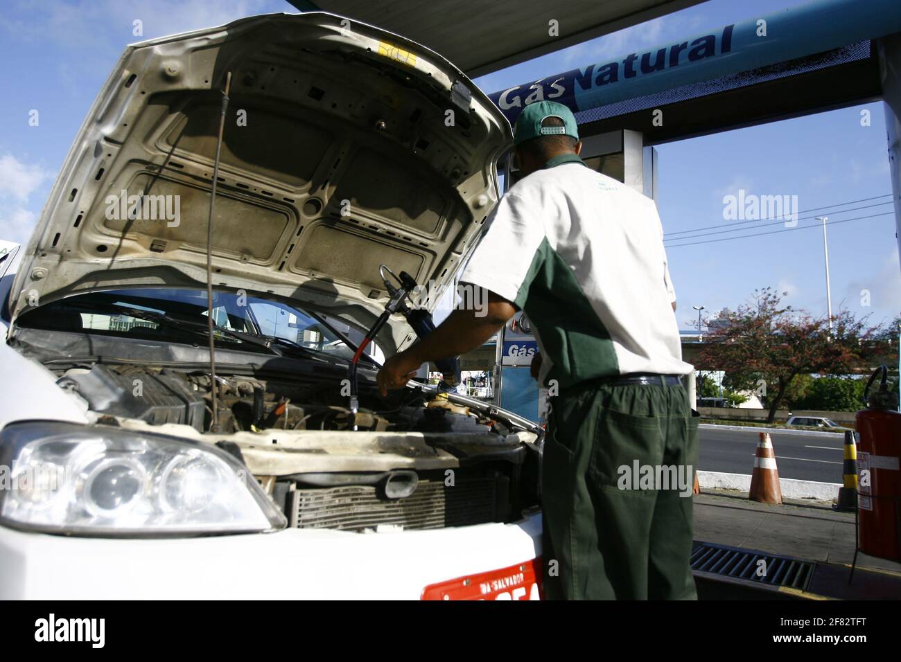 salvador, bahia / brésil - 6 décembre 2016: Le véhicule est vu pendant le remplissage de gaz naturel pour véhicules - GNC - à une station-service dans la municipalité de Banque D'Images