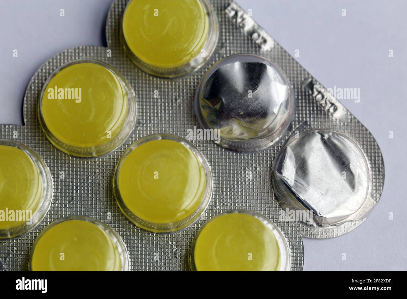 Strepsils - citron et menthol sans sucre médicament de dégustation aidant avec mal de gorge, le froid et la grippe. Ce médicament soulage la douleur et crée le confort. Banque D'Images