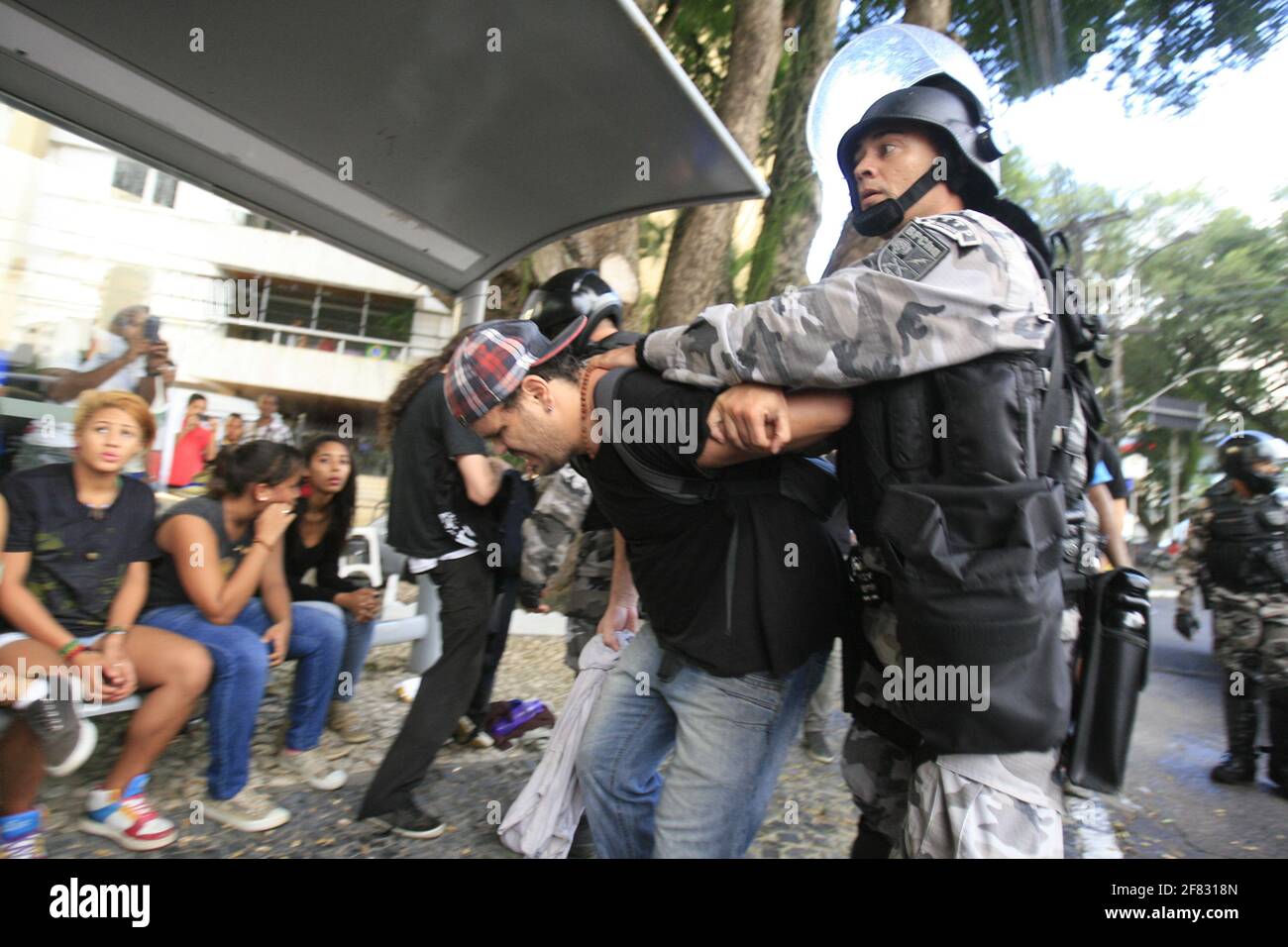 Manifestante é conduite pido Policial Militar para junto do grupo de manifestes detidos pela PM durante confronto no Corredor da Vitória, em Salvad Banque D'Images