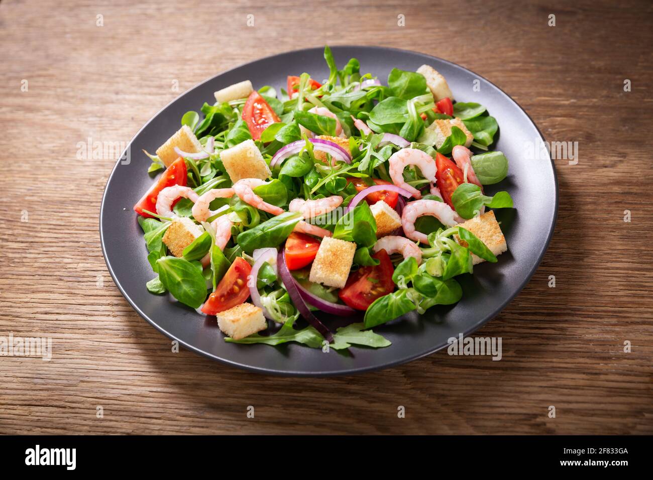 assiette de salade fraîche avec crevettes, légumes verts et tomates sur une  table en bois, vue du dessus Photo Stock - Alamy