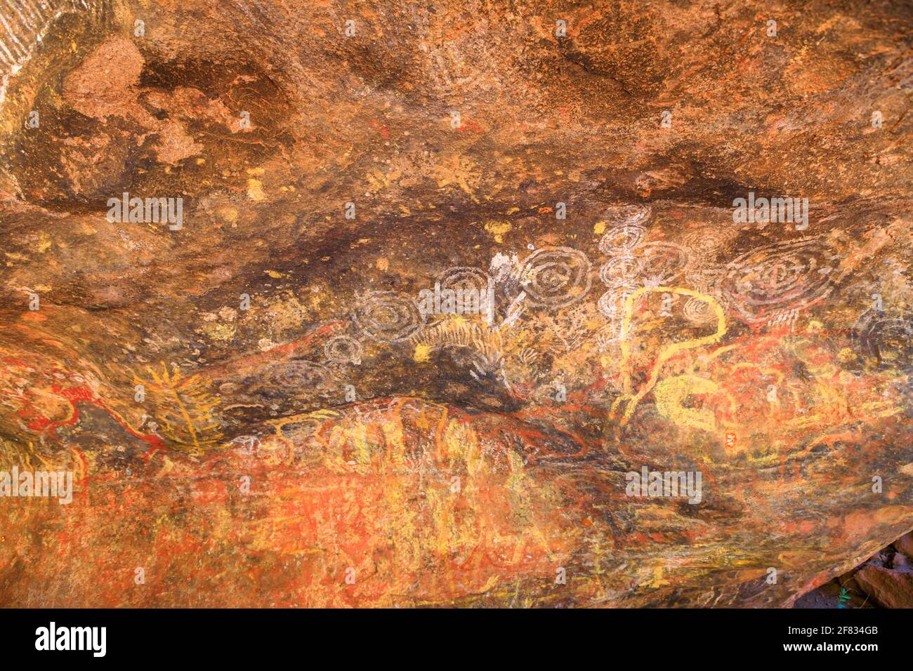 Uluru, territoire du Nord, Australie - 24 août 2019 : art rupestre aborigène dans la grotte de Mutitjulu ou Kulpi Mutitjulu, grottes des familles Anangu, le long de Kuniya Banque D'Images
