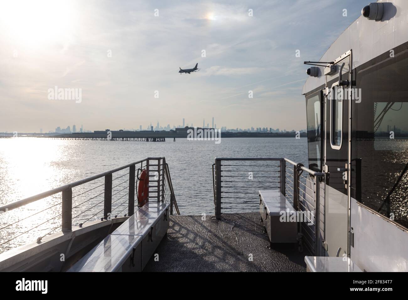 vue d'un avion sur l'eau dans une ville d'un ferry en été Banque D'Images