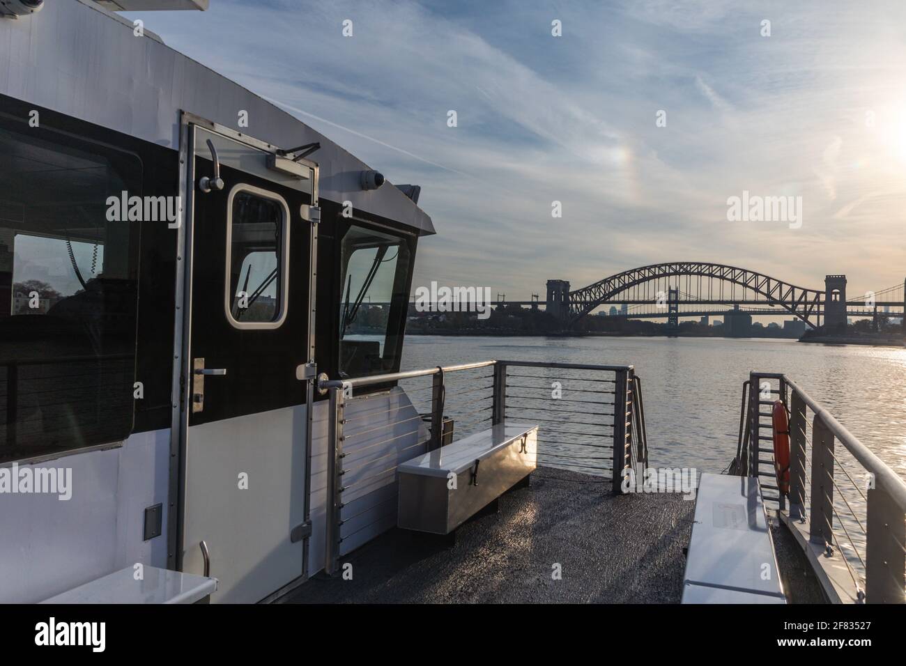 vue sur un pont au-dessus de l'eau dans une ville d'un ferry en été Banque D'Images