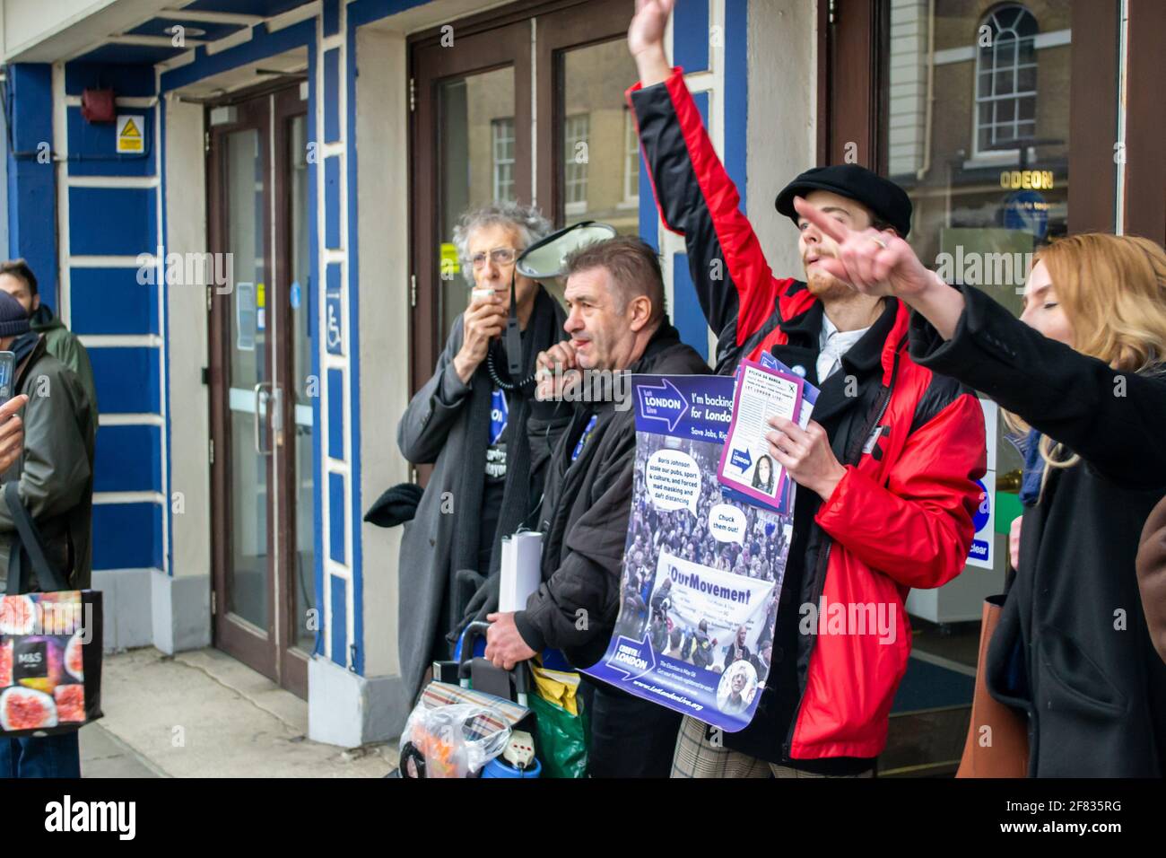 RICHMOND, LONDRES, ANGLETERRE- 10 avril 2021: Piers Corbyn parlant sur un mégaphone alors qu'il fait la promotion de sa CAMPAGNE DE MAYONNAISE EN DIRECT À LONDRES à Richmond Banque D'Images
