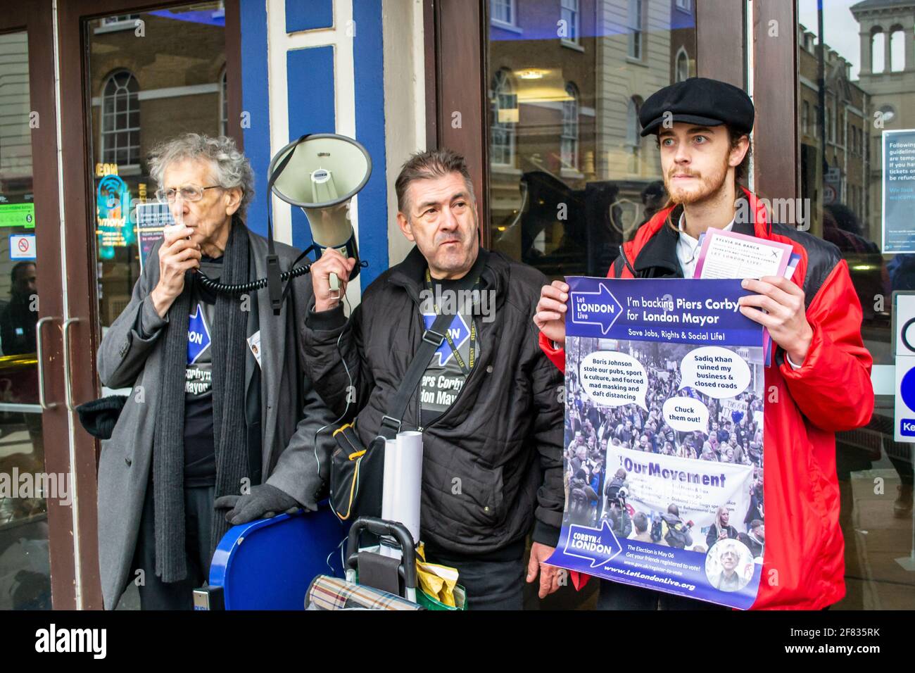 RICHMOND, LONDRES, ANGLETERRE- 10 avril 2021: Piers Corbyn parlant sur un mégaphone alors qu'il fait la promotion de sa CAMPAGNE DE MAYONNAISE EN DIRECT À LONDRES à Richmond Banque D'Images