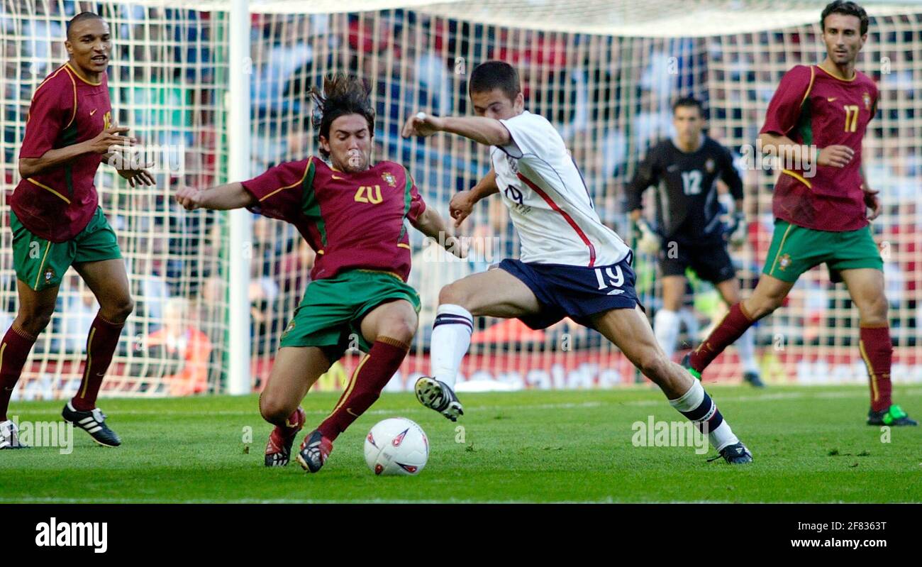 ANGLETERRE V PORTUGAL À ASTON VILLA 7/9/2002 JOE CHARBON ET HUGO VIANA PHOTO DAVID ASHDOWNENGLAND FOOTBALL Banque D'Images