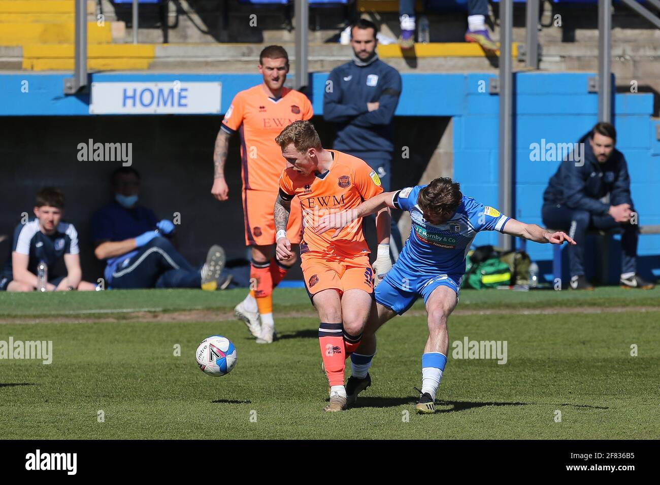 BARROW IN FURNESS, ANGLETERRE : Luke James of Barrow combat avec Callum Guy de Carlisle United lors du match Sky Bet League 2 entre Barrow et Carlisle United à Holker Street, Barrow-in-Furness le samedi 10 avril 2021. (Credit: Mark Fletcher | MI News) Credit: MI News & Sport /Alay Live News Banque D'Images