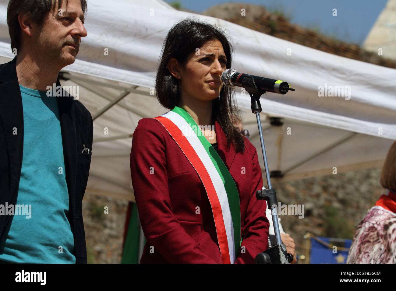 Roma, Italia - 25 aprile 2018: Virginia Raggi sul palco dell'ANPI a Porta San Paolo Banque D'Images