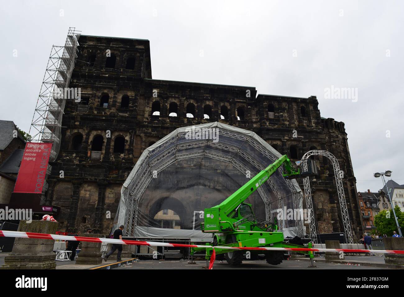 Une vue sur la Porta-Nigra-Platz à Trèves, avec des préparatifs pour la foire Banque D'Images