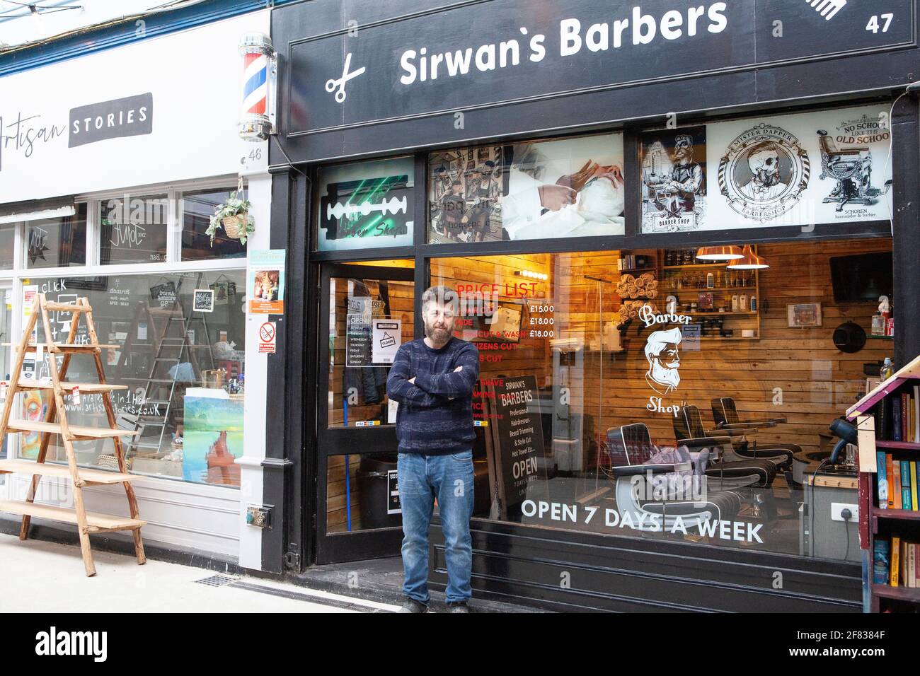 Londres, Royaume-Uni, 11 avril 2021 : les magasins de Brixton, les coiffeurs et les petites entreprises se préparent à rouvrir leurs portes aux clients demain, 12 avril, lorsque les réglementations de verrouillage sont assouplies selon le calendrier de Boris Johnson. Sirwan de Sirwan Barbers dans la salle d'arcade de Brixton Village est venu pour se préparer et attendait un collègue pour couper ses cheveux. Anna Watson/Alay Live News Banque D'Images