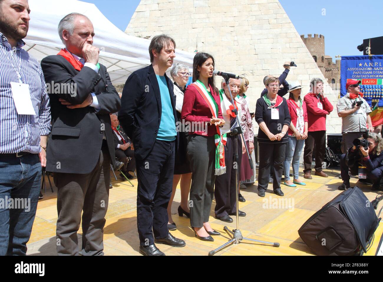 Roma, Italia - 25 aprile 2018: Virginia Raggi sul palco dell'ANPI a Porta San Paolo Banque D'Images