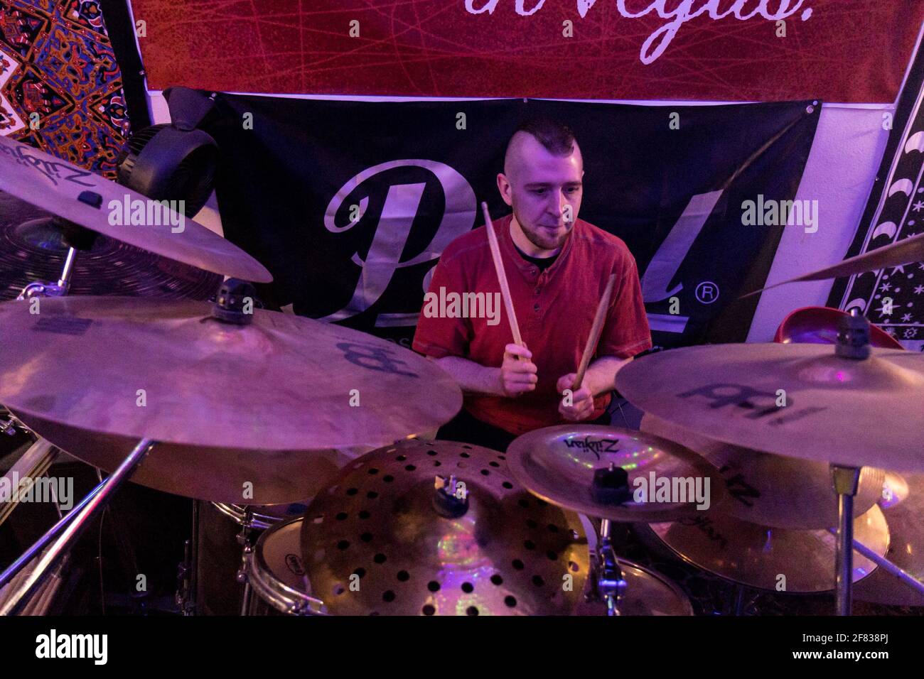 Entraînement de batterie, batteur et cymbales Banque D'Images