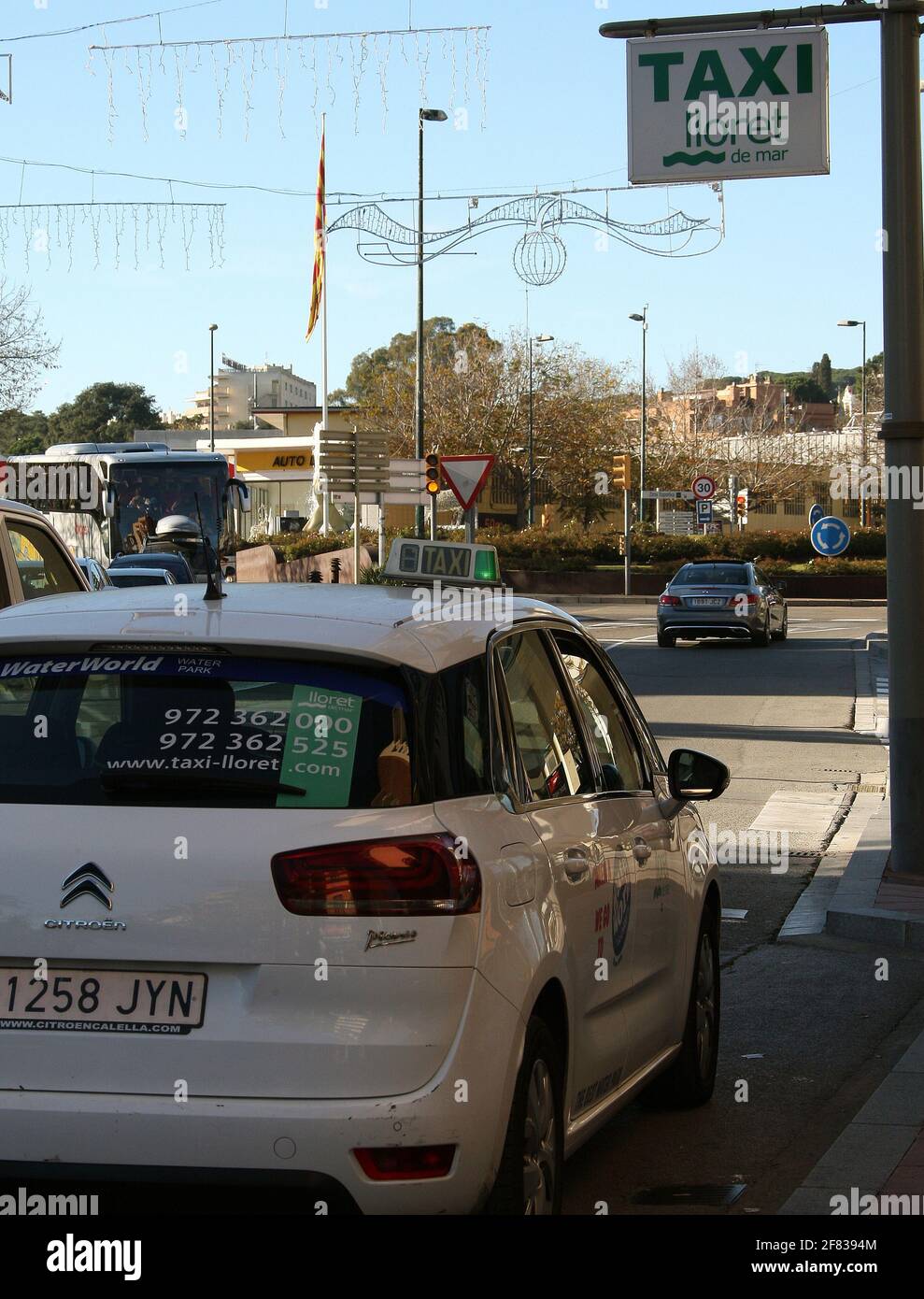 Il est possible de louer des taxis à la station de taxis de l' Station balnéaire de Lloret de Mar sur la Costa Brava Près de Calella en Catalogne Espagne UE 2019 Banque D'Images