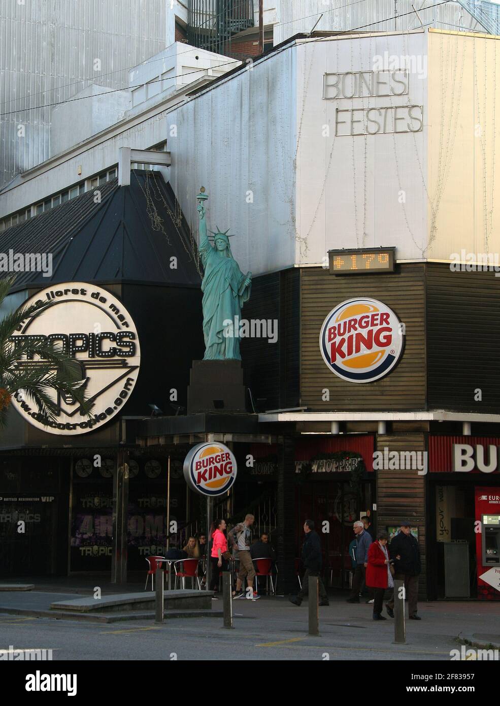 Tropics Nightclub et Burger King fast food point de vente dans le Station balnéaire de Lloret de Mar sur la Costa Brava Près de Calella en Catalogne Espagne UE 2019 Banque D'Images