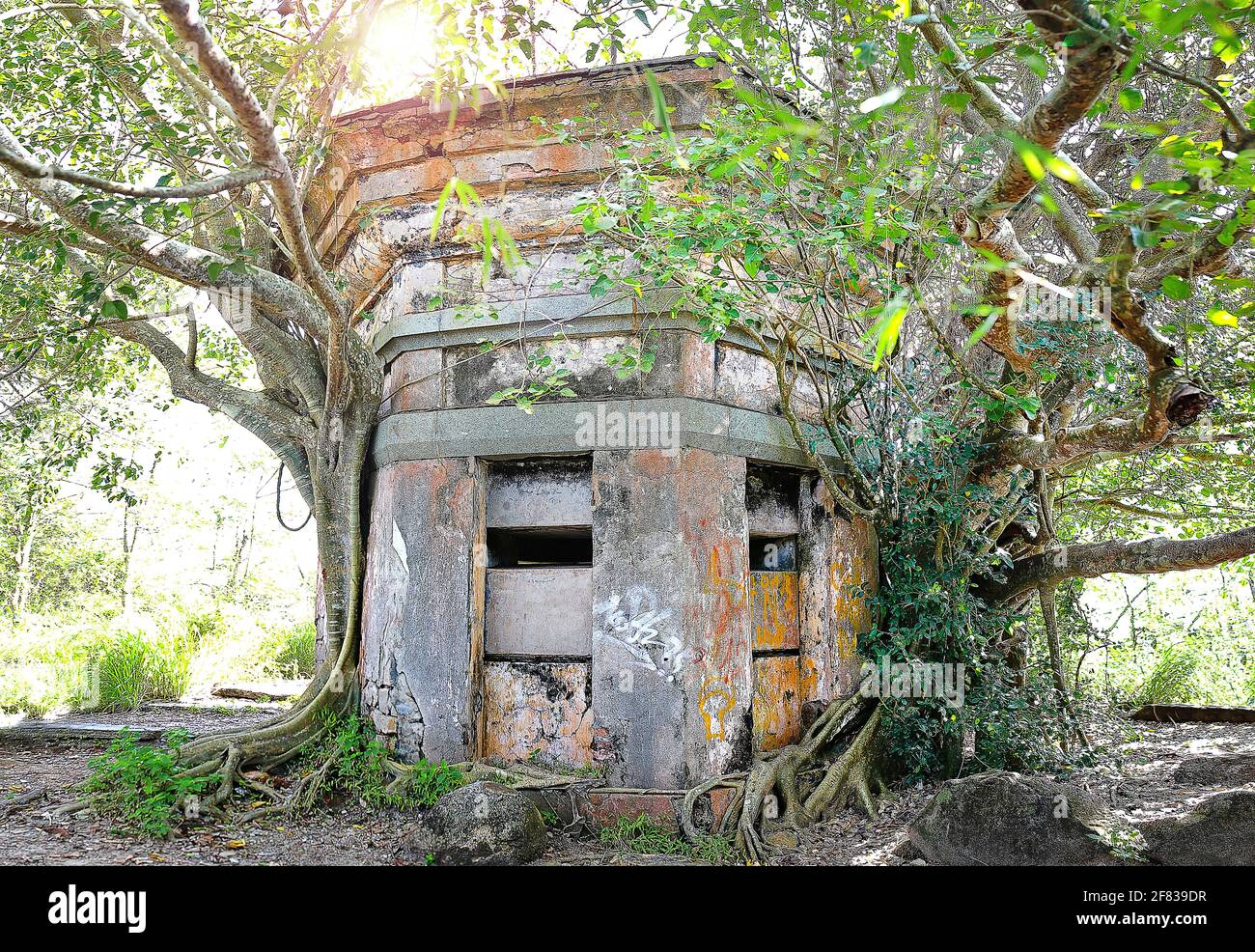Ancien fort abandonné sur une montagne dans la ville de Vung Tau (Vietnam) dans un jour ensoleillé Banque D'Images
