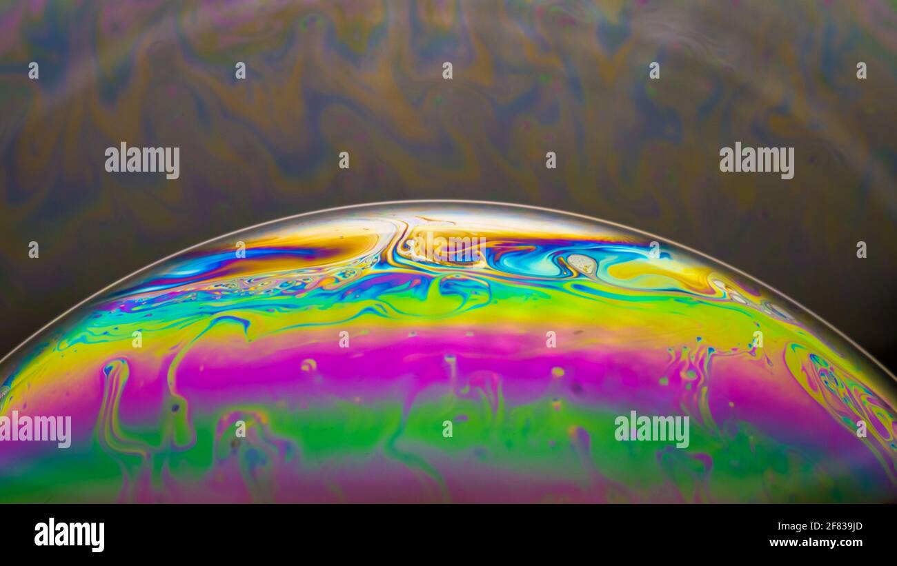 Bulle liquide de savon ressemblant à des planètes. Art abstrait psychédélique coloré avec des motifs de couleur urreaux mouvements. Banque D'Images