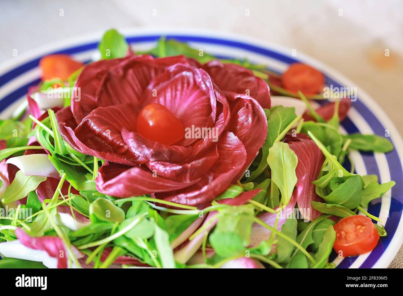 Plat de salade mixte à base de chicorée rouge, de tomates et de légumes crucifères Banque D'Images