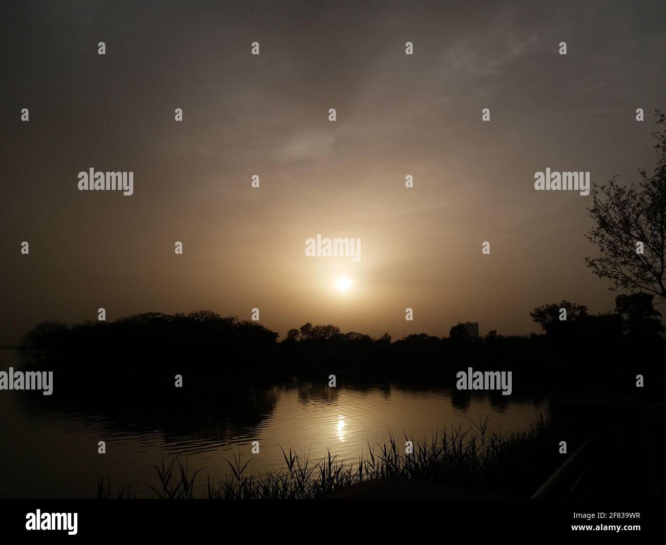 Vue sur le lac au coucher du soleil Banque D'Images