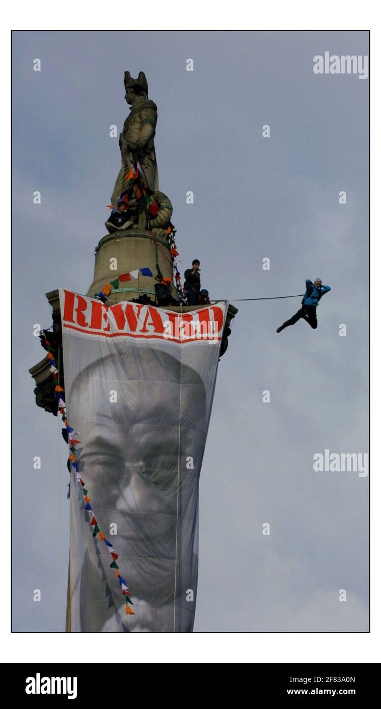 RÉCOMPENSEZ le DALAÏ LAMA... dans les premières heures de ce matin, Gary Connery est devenu le premier homme à descendre de la colonne de Nelsons de 120 pieds à Trafalgar Square, L'événement promu par "agir pour le Tibet" a été de mettre en évidence les événements au Tibet et de soutenir la position du Dalaï Lamas résistant à la présence chinoise au Tibet.à pic David Sandison 9/5/2003 Banque D'Images