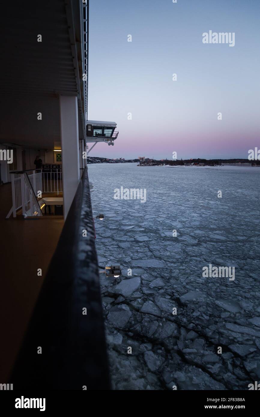 Tôt le matin d'hiver, alors que Viking Grace navigue à travers l'archipel gelé de Stockholm jusqu'à la ville au coucher du soleil, en Suède Banque D'Images