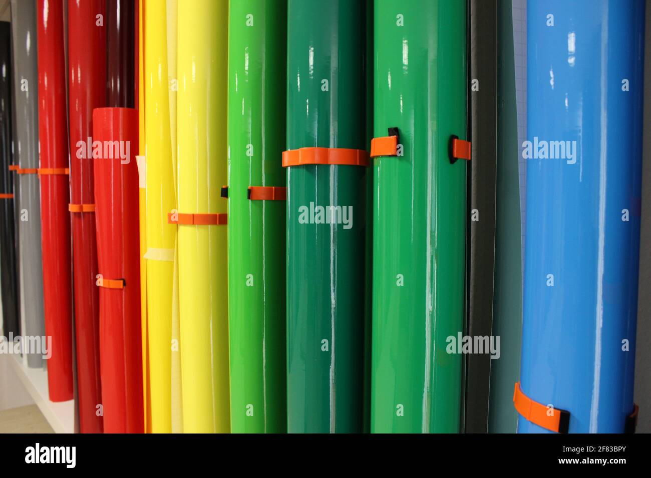 Film coloré rouleaux film adhésif dans différentes couleurs Banque D'Images